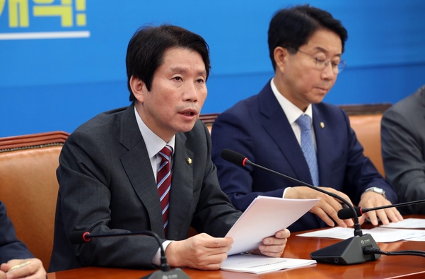 더불어민주당 이인영 원내대표(왼쪽)가 7일 오전 국회에서 열린 정책조정회의에서 발언하고 있다/연합뉴스