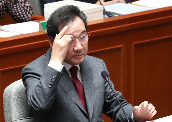 이낙연 국무총리가 7일 오전 국회에서 열린 예산결산특별위원회 전체회의에서 안경을 만지고 있다./연합뉴스