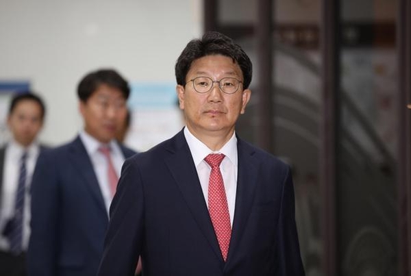 권성동 자유한국당 의원이 6월 24일 ‘강원랜드 채용비리’ 혐의와 관련해 1심에서 모두 무죄를 선고받은 직후 법원을 빠져나가고 있다. /연합뉴스