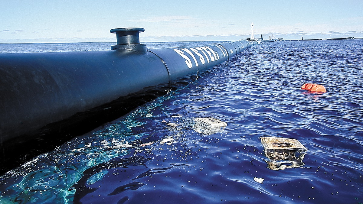 네덜란드 소년 보얀 슬랫이 주도한 바다 플라스틱 쓰레기 수거 프로젝트에 쓰이는 거대한 해양 울타리.
