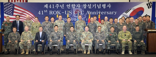 7일 서울 용산 미군기지 콜리어필드 체육관에서 열린 한·미 연합군사령부 창설 41주년 기념식에서 박한기(앞줄 왼쪽에서 다섯째) 합동참모본부 의장과 로버트 에이브럼스(앞줄 왼쪽에서 여섯째) 한미연합사령관 겸 주한미군 사령관, 최병혁 연합사 부사령관(앞줄 왼쪽에서 넷째) 등 참석자들이 기념 촬영을 하고 있다. /연합뉴스