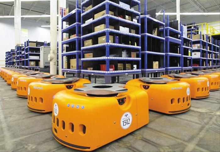 아마존은 로봇 ‘키바’를 통해 물류 시스템을 자동화하고 있다.