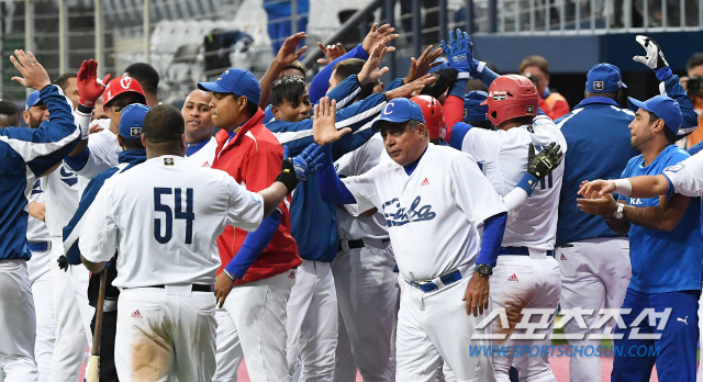 2019 WBSC 프리미어 12 서울 예선 라운드 호주와 쿠바의 경기가 7일 오후 서울 구로구 고척동 고척스카이돔에서 열린다. 연장 10회말 승부치기 끝 승리한 쿠바 선수들이 환호하고 있다. 고척=박재만 기자 pjm@sportschosun.com/2019.11.07/
