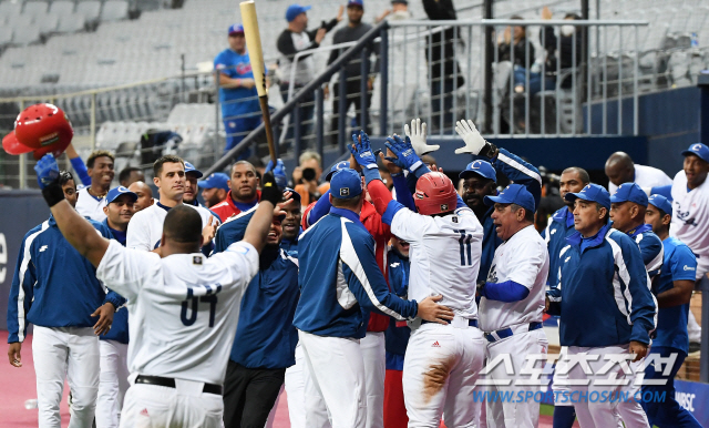 2019 WBSC 프리미어 12 서울 예선 라운드 호주와 쿠바의 경기가 7일 오후 서울 구로구 고척동 고척스카이돔에서 열린다. 연장 10회말 승부치기 끝 승리한 쿠바 선수들이 환호하고 있다. 고척=박재만 기자 pjm@sportschosun.com/2019.11.07/