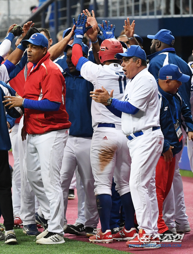 2019 WBSC 프리미어 12 서울 예선 라운드 호주와 쿠바의 경기가 7일 오후 서울 구로구 고척동 고척스카이돔에서 열린다. 연장 10회말 승부치기 끝 승리한 쿠바 선수들이 환호하고 있다. 고척=박재만 기자 pjm@sportschosun.com/2019.11.07/