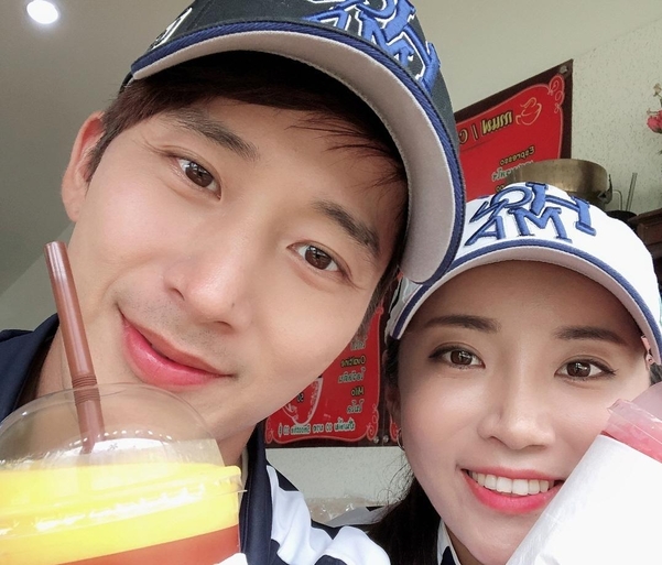 오는 12월 결혼 예정인 이보미와 이완의 다정한 모습. 이보미는 “포기하고 싶은 순간도 많았고, 눈물도 자주 흘렸지만 오빠의 위로가 큰 힘이 됐다”고 했다./YG스포츠