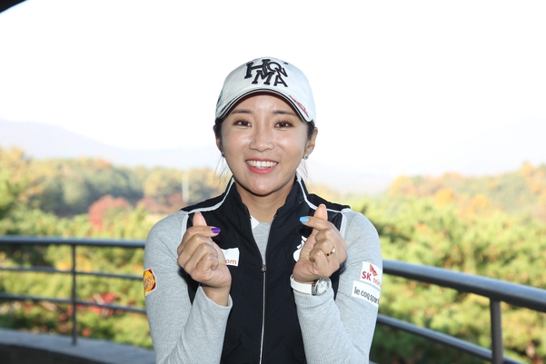 인터뷰를 마친 이보미가 손가락으로 하트를 만들어 보이며 환하게 웃고 있다./ADT캡스
