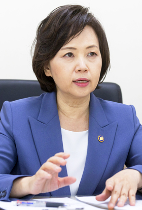 이의경 식품의약품안전처장은 지난 5일 서울지방식품안전청에서 본지와 인터뷰를 갖고 “의사 자격 있는 직원 숫자를 2.5배 정도로 늘리고 전문 인력을 확충해 식약처의 전문성을 높이겠다”고 했다.