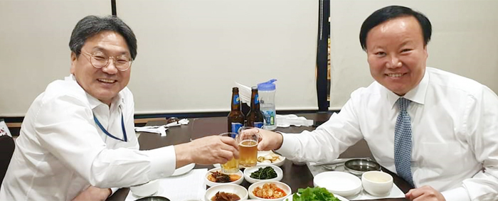 예결위 파행 후… 강기정·김재원 맥주 회동 - 강기정 청와대 정무수석과 자유한국당 소속 김재원 국회 예산결산특별위원회 위원장이 지난 6일 서울 여의도 한 식당에서 맥주를 마시고 있다.