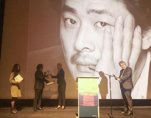 박찬욱 감독이 7일(현지 시각) 노르웨이 오슬로에서 열린 ‘필름 프롬 더 사우스 페스티벌’ 개막식에서 ‘실버 미러 명예상’을 수상하고 있다. /연합뉴스
