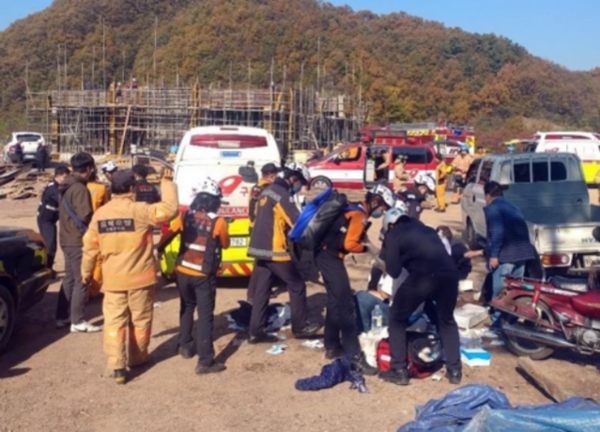 7일 오전 충북 진천군 초평면 선산에서 시제 중 한 남성이 중종원에게 불을 붙여 화재가 발생했다. 이 불로 화상을 입은 한 중종원이 병원으로 이송되고 있다. /진천소방서 제공