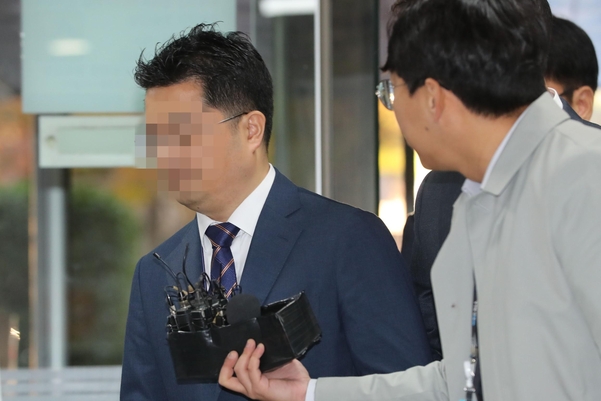 골관절염 유전자치료제 인보사케이주(인보사)를 제조한 코오롱생명과학 이사 조모씨가 4일 오전 서울중앙지법에 영장심사를 받기 위해 출석하고 있다./연합뉴스