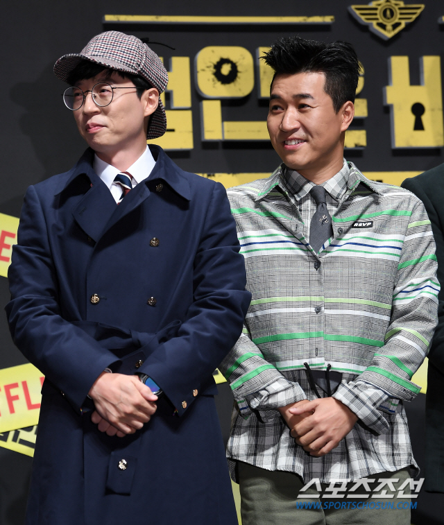 넷플릭스 예능 '범인은 바로 너! 시즌2' 제작발표회가 8일 오전 서울 강남구 신사동 CGV 압구정에서 열렸다. '범인은 바로 너! 시즌2'는 추리가 허당이라 손발이 바쁜 허당 탐정단의 본격 생고생 버라이어티이다. 유재석, 김종민이 포토타임을 갖고 있다. 압구정=박재만 기자 pjm@sportschosun.com/2019.11.08/