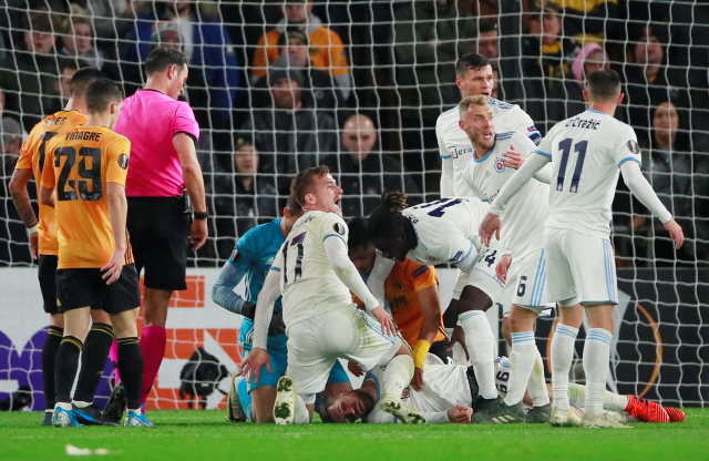 Soccer Football - Europa League - Group L - Wolverhampton Wanderers v Slovan Bratislava - Molineux Stadium, Wolverhampton, Britain - November 7, 2019 Slovan Bratislava's Kenan Bajric is down after sustaining an injury as his teammates react Action Images via Reuters/Andrew Couldridge <저작권자(c) 연합뉴스, 무단 전재-재배포 금지>
