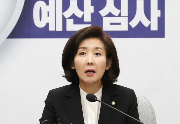 자유한국당 나경원 원내대표가 8일 당 원내대책회의에서 발언하고 있다./연합뉴스