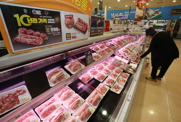 ‘10년 전 가격’ 행사를 펼친 롯데마트 서울역점./연합뉴스