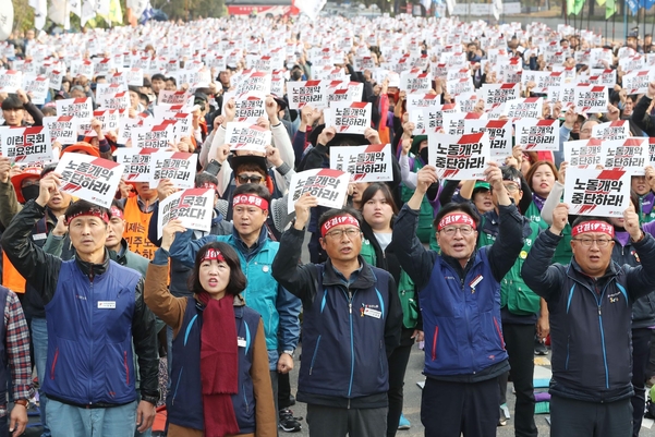 김명환 민주노총 위원장과 노조원들이 지난달 31일 오후 서울 여의도 국회 앞에서 '노동개악 분쇄! 탄력근로제 기간확대 저지! 결의대회'를 열고 구호를 외치고 있다./연합뉴스