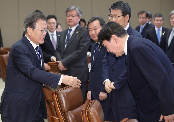 문재인 대통령과 윤석열 검찰총장이 8일 오후 청와대에서 열린 반부패정책협의회에서 인사하고 있다. /연합뉴스
