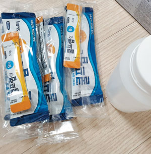 대장 내시경을 앞두고 받게 되는 관장약 세트. 하룻밤에 이 관장약과 물까지 2~3L를 마셔야 해 '장 세척이 사람 잡는다'고 한다.