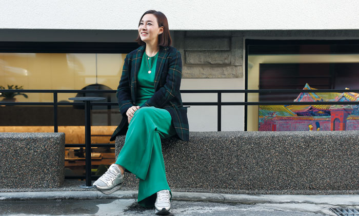 한 달 전 이사 온 망원동의 새 사무실 밖에 앉은 조희선씨. 뒤로 보이는 곳이 반지하 사무실이다. 난간 옆에 설치한 벤치와 작은 테이블은 지나가는 동네 주민들을 위한 그녀의 작은 배려다. /양수열 영상미디어 기자