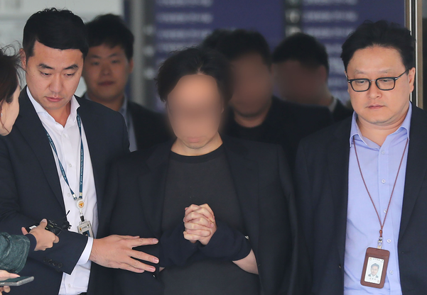 '프로듀스X101' PD 안모씨 등 제작진이 지난 5일 오전 서울중앙지법에서 구속영장 실질심사를 받은 뒤 법원을 나오고 있다. /연합뉴스