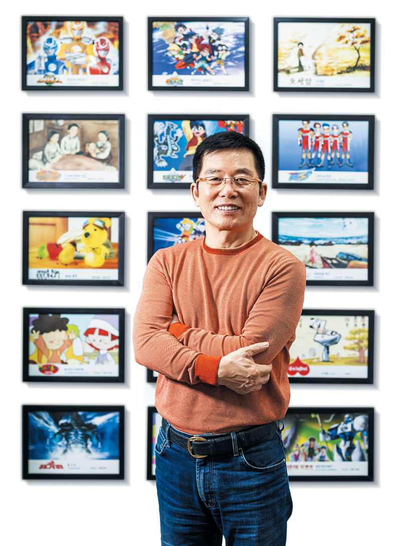 탑블레이드, 한복 인형 연지, 영혼기병 라젠카, 헬로 카봇, 터닝메카드…. 1990~2000년대 어린 시절을 보내면서 그가 만든 애니메이션이나 장난감을 갖고 놀지 않은 사람이 있을까. '장난감 대통령' 최신규 총감독이 자신의 작품들이 걸린 서울 양천구 목동 초이크리에이티브랩 앞에 서 있다. 그는 최근 트로트 가수 김연자의 신곡을 작곡·작사하며 새로운 도전을 시작했다.