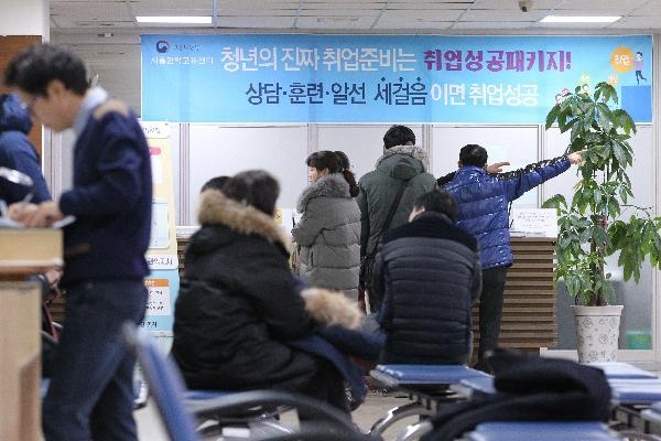 지난 2월 13일 오전 서울 구로구 고용노동부관악지청에서 실업급여 신청자들이 순서를 기다리고 있다. /조선DB.