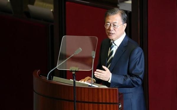 문재인 대통령이 지난달 22일 오전 국회에서 2020년도 예산안 시정연설을 하고 있다. /연합뉴스