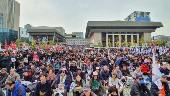 지난 2일 오후 광화문광장에서 보수단체 회원들이 문 대통령 하야와 조국 전 장관 구속을 외치며 태극기를 들고 있다. /김윤수 기자