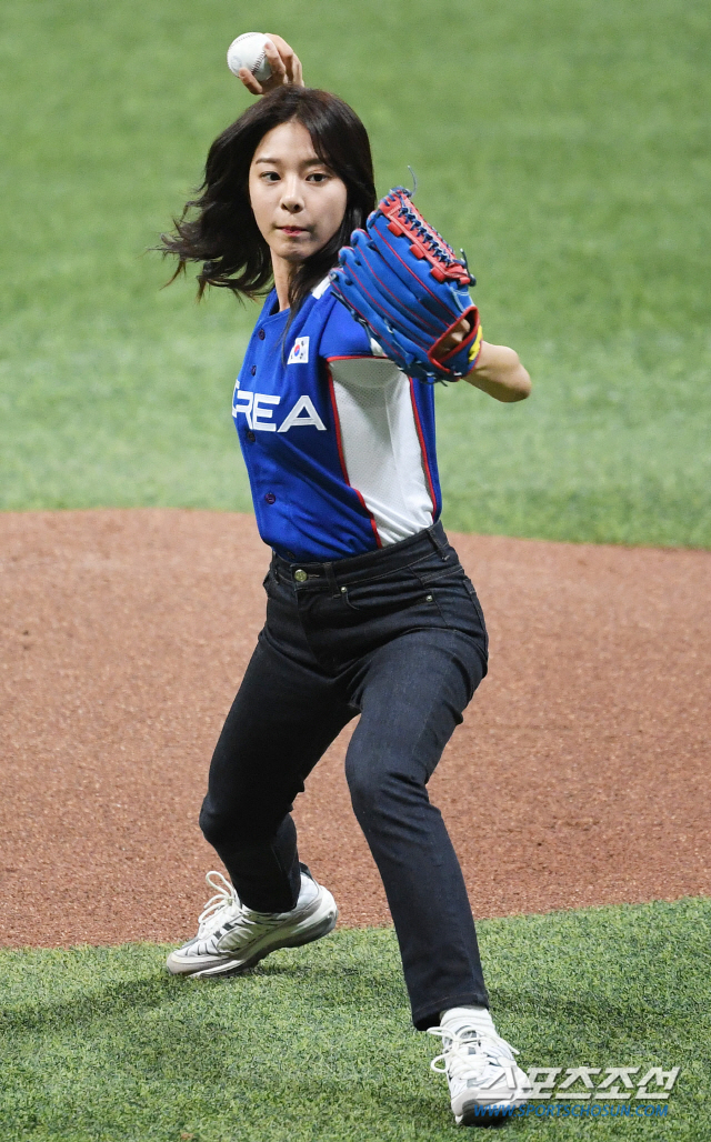 2019 WBSC 프리미어 12 서울 예선 라운드 대한민국과 쿠바의 경기가 8일 서울 고척스카이돔에서 열렸다. 경기 전 배우 설인아가 시구하고 있다. 고척=정재근 기자 cjg@sportschosun.com/2019.11.07/