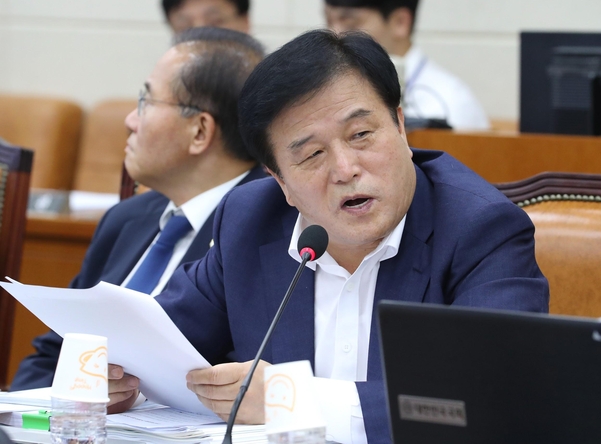 자유한국당 이진복 의원이 2일 오후 속개된 국회 행정안전위원회의 행정안전부 국정감사에서 질의하고 있다/연합뉴스