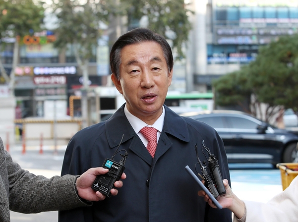 김성태 자유한국당 의원이 8일 오전 양천구 서울남부지법에서 열리는 공판에 출석하며 취재진 질문에 답하고 있다. /연합뉴스