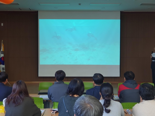 8일 오전 대구 달서구 강서소방서에서 실종자 가족들이 수색당국의 수중 수색 영상을 보고 있다./대구=이승규 기자