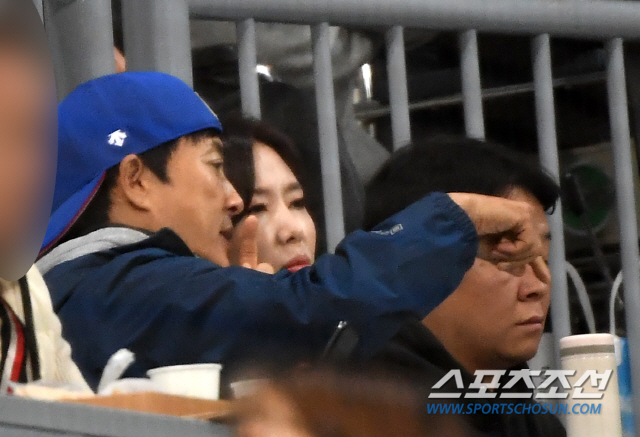 2019 WBSC 프리미어 12 서울 예선 라운드 대한민국과 쿠바의 경기가 8일 서울 고척스카이돔에서 열렸다. 배우 최수종, 하희라 부부가 경기장을 찾아 야구를 즐기고 있다. 고척=박재만 기자 pjm@sportschosun.com/2019.11.08/