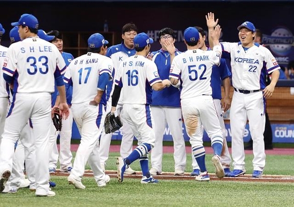 8일 서울 고척스카이돔에서 열린 2019 WBSC 프리미어12 C조 조별리그 3차전에서 한국 야구 대표팀이 쿠바에 승리한 후 환호하고 있다./연합뉴스