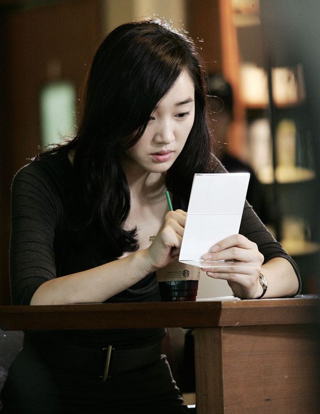 알츠하이머로 기억을 잃어가는 30대 여성의 이야기를 그린 드라마 '천일의 약속'(2011) 중 주인공 수애가 메모를 하는 장면.