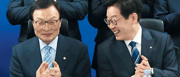 더불어민주당 이해찬(왼쪽) 대표와 이재명 경기지사가 8일 국회 의원회관에서 열린 예산정책협의회에서 기념 촬영을 하며 손뼉 치고 있다.