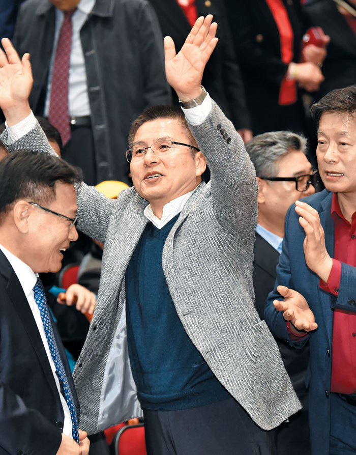 자유한국당 황교안(가운데) 대표가 8일 오후 경기 수원 경기대학교에서 열린 정미경 당 최고위원 북콘서트에 참석해 지지자들을 향해 손을 흔들어 인사하고 있다.