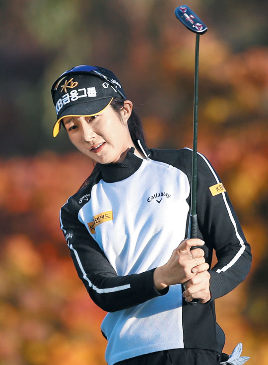 안송이가 8일 한국여자프로골프(KLPGA)투어 시즌 최종전 ADT캡스 챔피언십 1라운드 9번 홀에서 퍼팅 후 공을 바라보고 있는 모습.