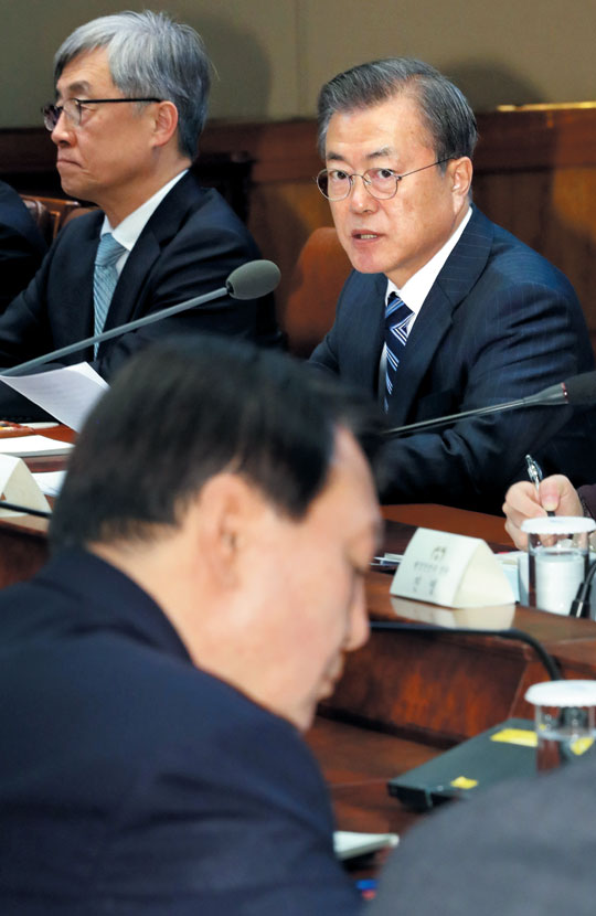 문재인 대통령이 8일 청와대에서 '공정사회를 향한 반부패정책협의회'를 주재하면서 윤석열 검찰총장을 바라보고 있다.