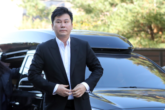 양현석 전 YG엔터테인먼트 총괄 프로듀서가 9일 오전 피의자 신분으로 경찰 조사에 출석하기 위해 경기도 수원시 경기남부지방청 광역수사대 청사로 향하고 있다./연합뉴스