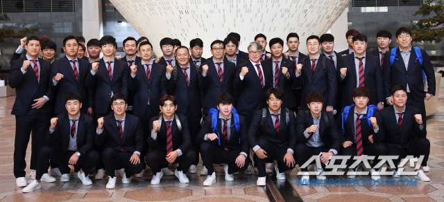 김경문 감독이 이끄는 2019 WBSC 프리미어 12 대한민국 야구 대표팀 선수단이 9일 오후 김포국제공항을 통해 일본 도쿄로 출국 했다. 지난 서울 라운드에서 호주, 캐나다, 쿠바를 차례로 꺾고 3전 전승을 거둔 대한민국 야구 대표팀은 C조 1위로 슈퍼라운드에 진출했다. 야구 대표팀은 10일 지바 조조 마린스타디움에서 적응 훈련을 하고 11일 미국과 슈퍼라운드 첫 경기를 치른다. 대표팀 선수들이 포토타임을 갖고 김포공항=박재만 기자 pjm@sportschosun.com/2019.11.09/