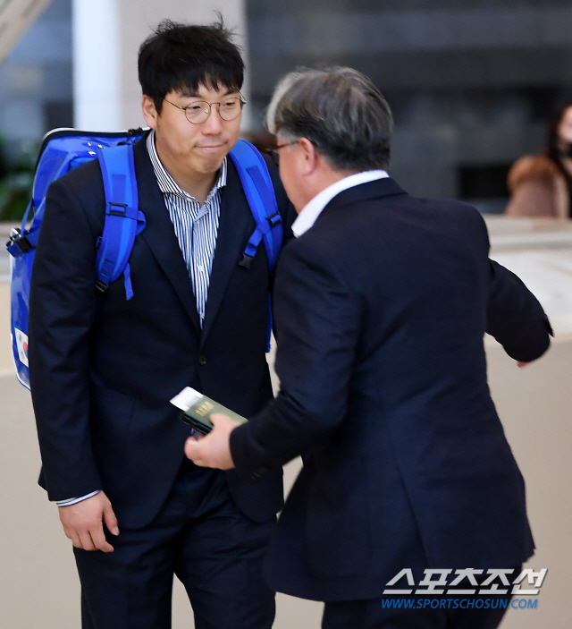 김경문 감독이 이끄는 2019 WBSC 프리미어 12 대한민국 야구 대표팀 선수단이 9일 오후 김포국제공항을 통해 일본 도쿄로 출국 했다. 지난 서울 라운드에서 호주, 캐나다, 쿠바를 차례로 꺾고 3전 전승을 거둔 대한민국 야구 대표팀은 C조 1위로 슈퍼라운드에 진출했다. 야구 대표팀은 10일 지바 조조 마린스타디움에서 적응 훈련을 하고 11일 미국과 슈퍼라운드 첫 경기를 치른다. 김현수가 김경문 감독과 인사를 나누고 있다. 김포공항=박재만 기자 pjm@sportschosun.com/2019.11.09/