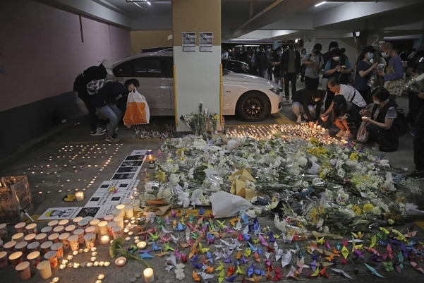 8일(현지 시각) 홍콩 시민들이 알렉스 차우씨가 추락한 주차장 건물에서 촛불을 밝히며 차우씨를 추모하고 있다. /AP연합뉴스