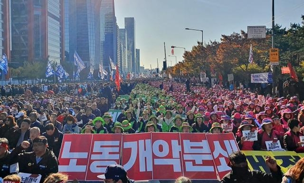 9일 오후 3시 서울 영등포구 여의도에서 민주노총 주최로 열린 전국노동자대회에서 조합원들이 “근로기준법 준수하라” 등의 구호를 외치고 있다. /양범수 기자