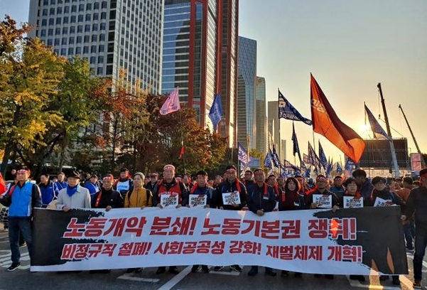 9일 오후 전국노동자대회에 참가한 민주노총 조합원들이 국회를 향해 행진하고 있다. /정민하 기자