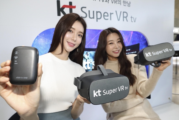 KT 홍보 모델들이 올레tv 3대 혁신 서비스로 공개한 ‘슈퍼 VR tv’, ‘UHD 4’, ‘AI 큐레이션’ 서비스를 소개하고 있다. /KT 제공