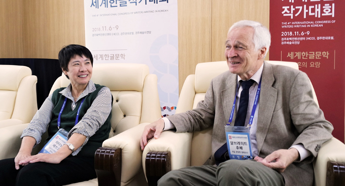 지난해 세계한글작가대회에 참석한 하타노 세쓰코(왼쪽) 일본 니가타현립대 교수와 알브레히트 후베 독일 본대학 명예교수.