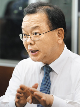 더불어민주당 김부겸 의원이 지난 7일 국회에서 가진 본지 인터뷰에서 “선거법 개정안은 제1 야당과 합의 처리해야 한다”고 말하고 있다.