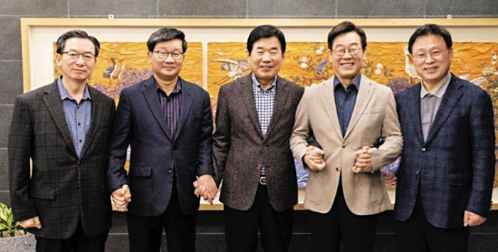 이재명(오른쪽에서 둘째) 경기도지사와 ‘친문 핵심’ 더불어민주당 전해철(왼쪽 둘째) 의원 등 경기 지역 민주당 의원들이 10일 경기 수원 이 지사 공관에서 만찬 기념 촬영을 하고 있다. 왼쪽부터 정성호·전해철·김진표 의원, 이 지사, 박광온 의원.